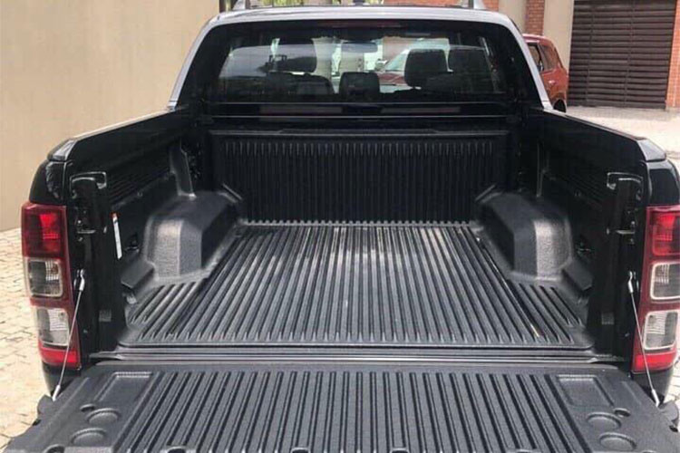 Ở bản Ford Ranger Wildtrak cao cấp nhất, xe sẽ được trang bị đèn pha HID mới, tích hợp dải đèn LED định vị ban ngày, đèn sương mù LED phía trước, tay nắm cửa tích hợp cảm biến mở/khóa cửa, gương chiếu hậu chỉnh điện/gập điện/sấy và màu sơn cam Sabre mới.