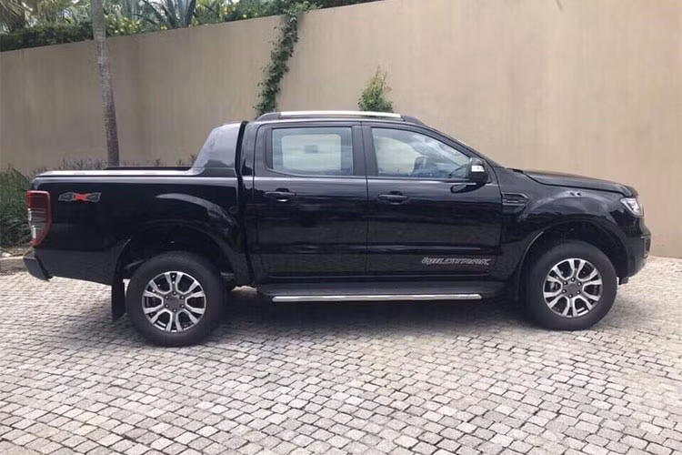 So với mẫu bán tải Ford Ranger Wildtrak vốn dành cho thị trường Việt Nam từng bán ra vào năm ngoái, phiên bản mới này không có nhiều khác biệt về mặt ngoại hình, kích thước. Chiếc Ford Ranger 2018 trong bài viết này được trưng bày trong sự kiện, thuộc bản Wildtrak cao cấp nhất.