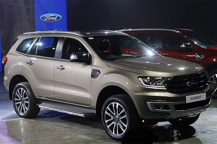 Ngoài ra trên phiên bản nâng cấp này, hãng xe Ford còn thêm một số trang bị đáng giá như ghế chỉnh điện 8 hướng, đèn LED chạy ban ngày, đèn hậu LED, tùy chọn ghế bọc da, đèn ambient, điều hòa nhiệt độ 2 vùng tự động, đèn pha tự động, camera lùi, cruise control, cửa sổ trời chỉnh điện...