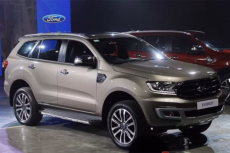 Ngoài ra trên phiên bản nâng cấp này, hãng xe Ford còn thêm một số trang bị đáng giá như ghế chỉnh điện 8 hướng, đèn LED chạy ban ngày, đèn hậu LED, tùy chọn ghế bọc da, đèn ambient, điều hòa nhiệt độ 2 vùng tự động, đèn pha tự động, camera lùi, cruise control, cửa sổ trời chỉnh điện...