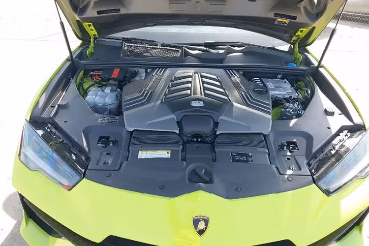 Mẫu siêu SUV Lamborghini Urus Performante sở hữu khối động cơ V8 4.0L tăng áp kép tương tự phiên bản tiêu chuẩn, nhưng được tinh chỉnh để cho ra công suất tăng thêm 16 mã lực, đạt mức 666 mã lực cùng 850 Nm mô-men xoắn.