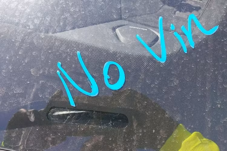 Bên phía bảo hiểm cũng từ chối chấp nhận chiếc SUV Lamborghini Urus Performante mất số VIN này và gán cho xe "Salvage Title" (tạm dịch Chứng nhận xe phế thải). Chứng nhận trên vốn chỉ thường được cấp cho xe hư hỏng không thể sửa chữa, đủ để cho thấy việc thiếu số VIN quan trọng ra sao tại Mỹ.