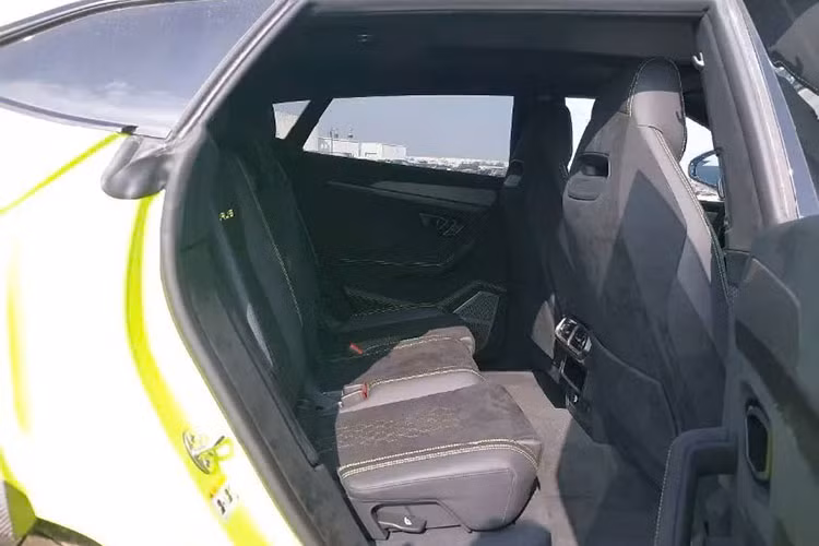 Do không thể sử dụng công cộng tại Mỹ, người mua chiếc Lamborghini Urus Performante sẽ chỉ có một vài khả năng còn lại để sử dụng xe. Họ có thể xuất xe sang các nước khác nơi không có quy định khắt khe như Mỹ (vẫn cần thêm giấy tờ), dùng xe trang trí cho đẹp hoặc mang xe tới "dạo chơi" các trường đua chuyên dụng.