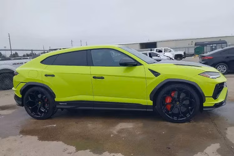 Theo dữ liệu được công bố, chiếc siêu SUV Lamborghini Urus Performante giá siêu rẻ này không đâm đụng, ngập nước, không bị trộm hay có bất cứ vấn đề gì liên quan tới khâu sản xuất. Thêm vào đó, đồng hồ xe mới chỉ gần 80km, đồng nghĩa với chất lượng xe mới nguyên như khi lăn bánh khỏi nhà máy.