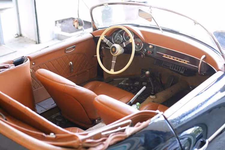 Bên trong nội thất không có gì nổi bật, tiện nghi đơn giản nhiều chi tiết bọc da theo phong cách thời điểm những năm 50.