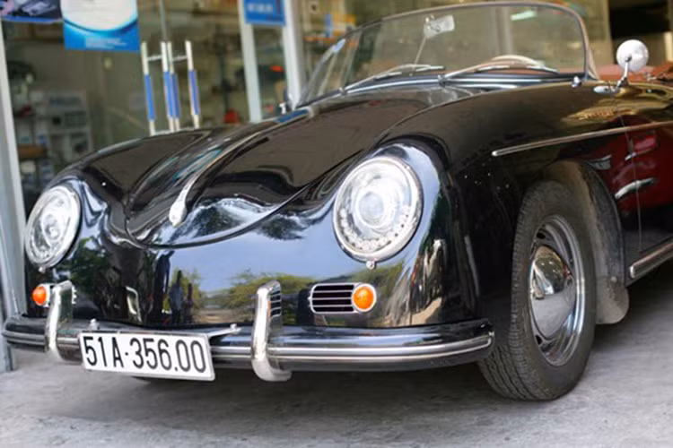 Porsche 356 là chiếc xe thể thao 2 cửa có trọng lượng nhẹ, khả năng vận hành nhanh nhẹn linh hoạt với động cơ 4 xy lanh sử dụng chế hòa khí đặt ở phía sau xe.