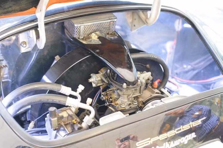 Động cơ gần xấp xỉ 60 năm tuổi 4 xy lanh sử dụng chế hòa khí đặt ở phía sau của chiếc xe thể thao huyền thoại.