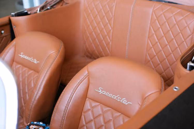 Ngoài phần da được bọc cùng tông bên trong nội thất, thương hiệu xe cũng được thêu trên tựa ghế.