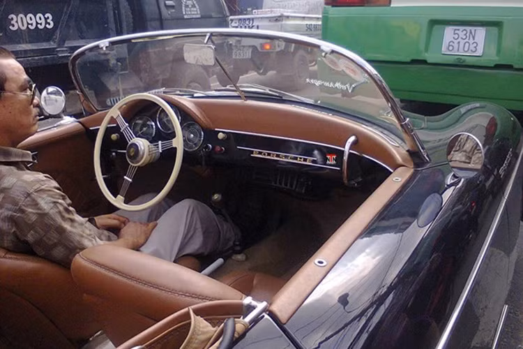 Ngay lập tức, chiếc xe đã hút hồn những tay mộ điệu và họ không bỏ qua cơ hội được sở hữu chiếc xe đáng mơ ước nhất vào thời kì đó.