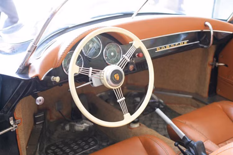 Chiếc xe gần như nguyên bản với vô lăng 3 chấu trứ danh của dòng Porsche 356A Speedster T2.