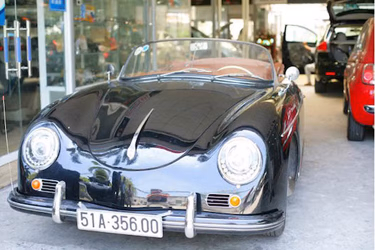 Porsche 356A Speedster có kính chắn gió thấp và nghiêng hơn bản thường, có thể tháo rời khi đua. Hãng Porsche đã sản xuất 1.171 chiếc Speedster trong năm 1957.