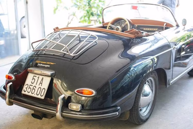 Porsche 356A Speedster sở hữu dẫn động cầu trước, xe có cả bản mui cứng và mui mềm.