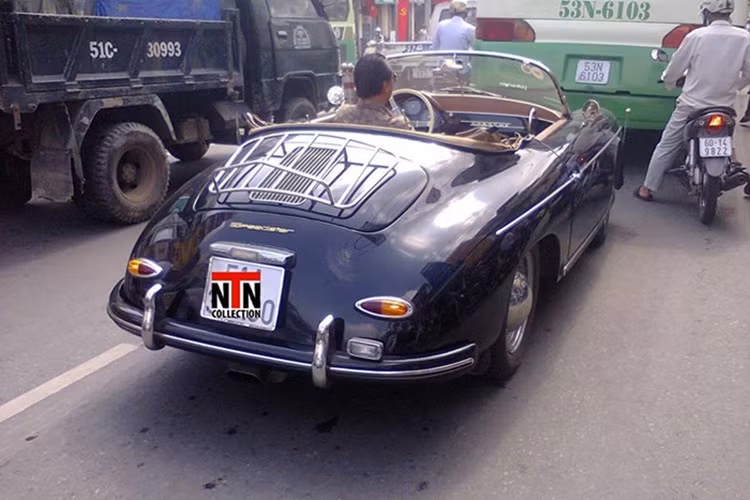 Chiếc Porsche 356A Speedster này không chỉ hiếm hoi ở Việt Nam mà còn được phục dựng rất kỹ càng suốt 3 năm từ chiếc xe nguyên bản đã mục nát.