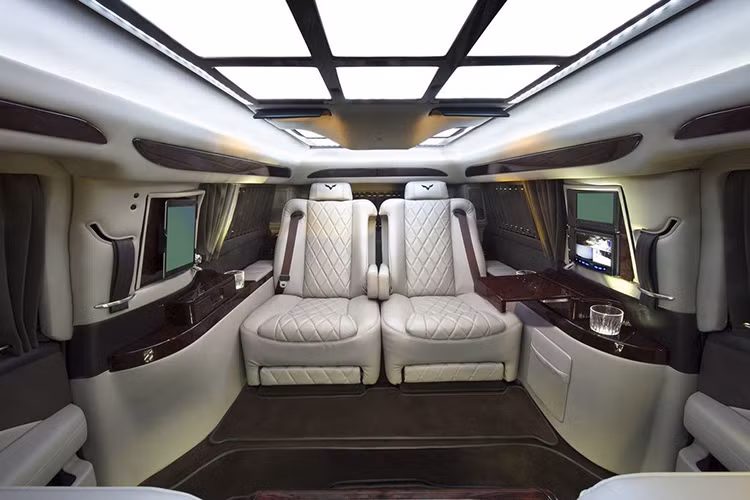 Phần mui xe đã được AddArmor nâng cao thêm 11cm, để có thể biến cabin của phiên bản Escalade ESV vốn có trục cơ sở lớn trở thành một không gian xa hoa mang phong cách thượng lưu hơn nhiều nguyên bản.