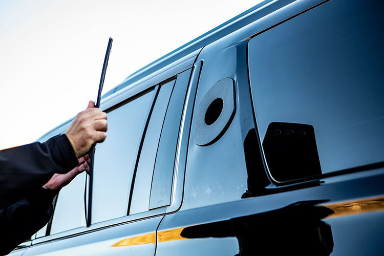 Đặc biệt, AddArmor còn thiết kế cả các biện pháp phòng vệ nếu bị tấn công. Ngoài hệ thống chống nhiễu sóng vệ tinh, chiếc Escalade còn sở hữu camera hồng ngoại 360 độ, hệ thống dò mìn chủ động, điện thoại liên lạc khẩn cấp toàn cầu và thậm chí là các cổng lấy súng để chống lại kẻ tấn công.