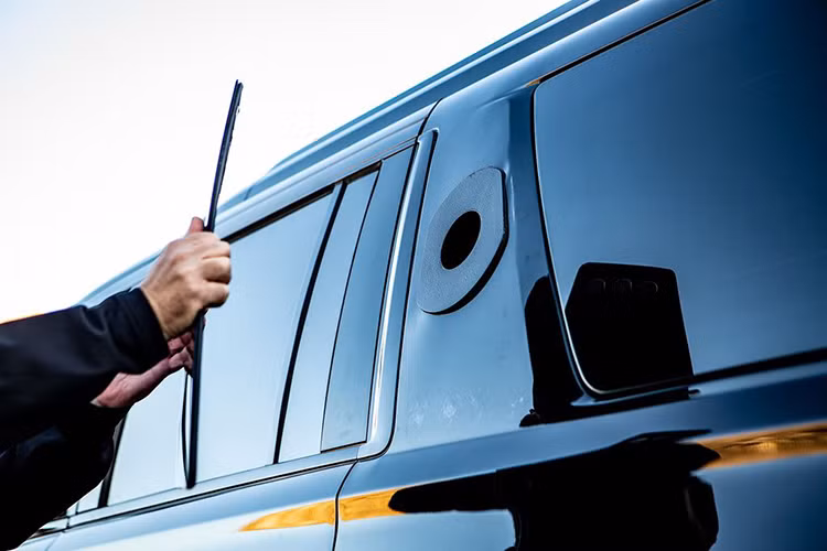 Đặc biệt, AddArmor còn thiết kế cả các biện pháp phòng vệ nếu bị tấn công. Ngoài hệ thống chống nhiễu sóng vệ tinh, chiếc Escalade còn sở hữu camera hồng ngoại 360 độ, hệ thống dò mìn chủ động, điện thoại liên lạc khẩn cấp toàn cầu và thậm chí là các cổng lấy súng để chống lại kẻ tấn công.