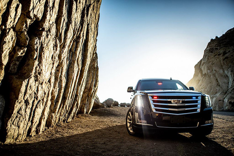 Cụ thể AddArmor đã trang bị cho Escalade những tấm kính chống đạn dày. Trong khi đó, thân xe được gia cố bởi những panel bằng nhựa composite gia cố sợi carbon. Không chỉ có độ bền cao hơn gấp 10 lần so với thép chống đạn, vật liệu này còn nhẹ hơn tới 60%, bảo vệ cabin 360 độ mà không gây ảnh hưởng quá nhiều tới hiệu năng xe.