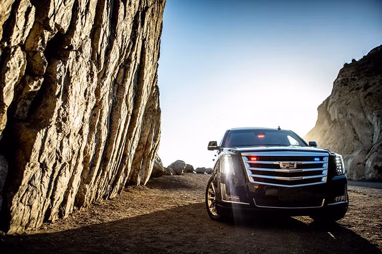 Cụ thể AddArmor đã trang bị cho Escalade những tấm kính chống đạn dày. Trong khi đó, thân xe được gia cố bởi những panel bằng nhựa composite gia cố sợi carbon. Không chỉ có độ bền cao hơn gấp 10 lần so với thép chống đạn, vật liệu này còn nhẹ hơn tới 60%, bảo vệ cabin 360 độ mà không gây ảnh hưởng quá nhiều tới hiệu năng xe.