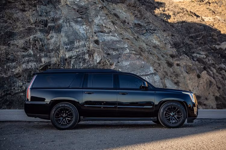 Với gói Executive Protection Package dành cho Cadillac Escalade, AddArmor thậm chí còn làm được hơn thế khi không chỉ biến nội thất của chiếc xe xa hoa và tiện nghi như một phi cơ riêng mà còn chống cả đạn.