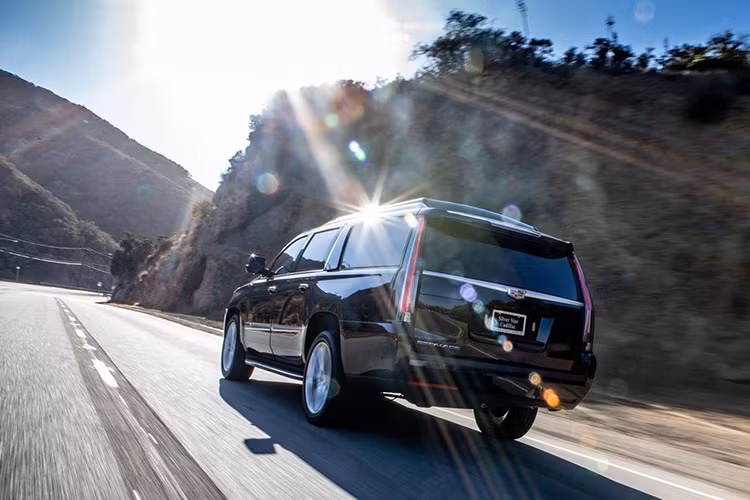 Ngoài ra, AddArmor còn cung cấp các tùy chọn như đèn nháy cảnh sát, còi hú, loa thông báo, hốc chứa đồ ẩn có khóa, hệ thống treo gia cường, phanh lớn hơn... Đáng tiếc hệ động lực của xe không được công bố, nhưng dự tính nó sẽ không thay đổi nhiều so với nguyên bản của nhà sản xuất.