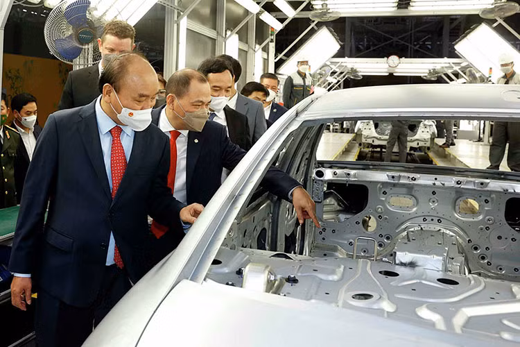 Theo VinFast, mẫu xe ôtô điện VF8 mang trên mình hàng loạt tính năng vận hành cao, thông minh. Trong đó, ADAS (Advanced Driver Assistance Systems) được xem là hệ thống hỗ trợ lái điện tử, cho phép các phương tiện xử lý các tình huống an toàn, tiện lợi với nhiều chế độ hiện đại.