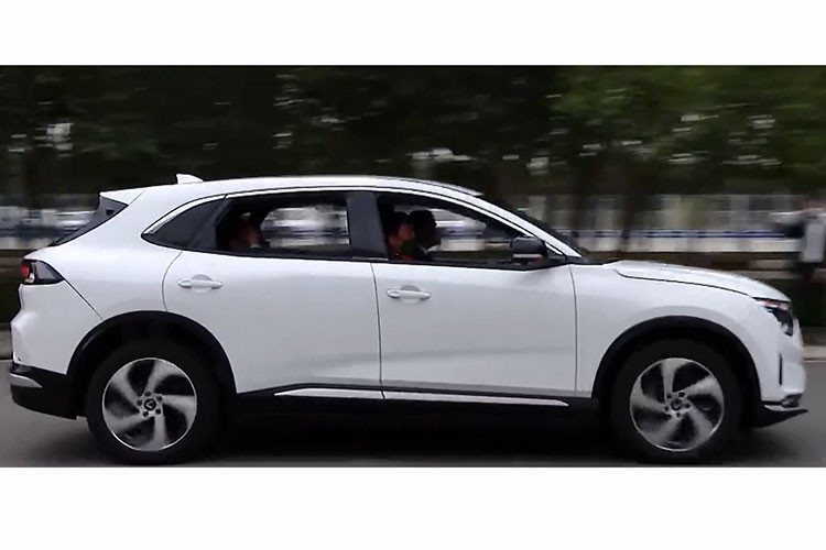 Cũng tại sự kiện này, chiếc VinFast VF8 "bằng xương, bằng thịt" đã lộ diện. Đích thân ông Phạm Nhật Vượng - Chủ tịch Vingroup cầm lái VinFast VF8, chở Chủ tịch nước Nguyễn Xuân Phúc thăm quan nhà máy. Đây cũng là lần đầu tiên người tiêu dùng trong nước được diện kiến VinFast VF8.