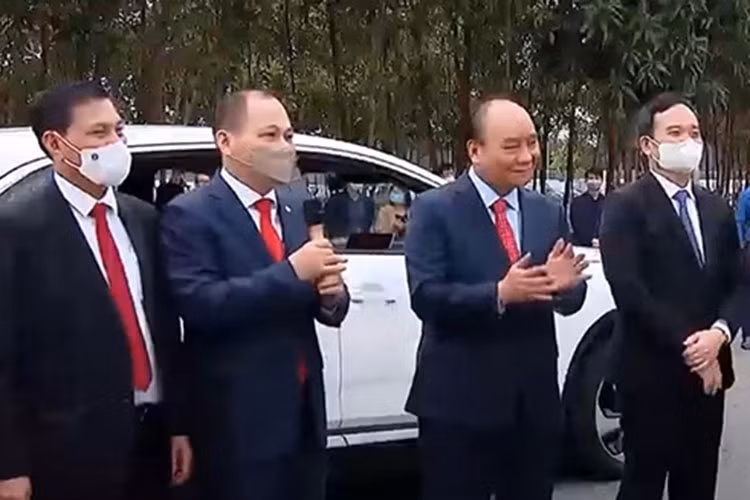 Bên cạnh đó, hệ thống dẫn động 2 cầu toàn thời gian AWD làm tăng hiệu suất động cơ, cho phép xe vận hành mượt mà, tăng độ bám đường ở mọi tình huống. Mẫu SUV điện cỡ trung còn ứng dụng hệ thống pin công suất lớn, cho độ bền cao, giúp tăng hiệu suất vận hành. Mỗi lần sạc đầy, xe có thể di chuyển quãng đường tối đa 460 km hoặc 510 km. Thời gian sạc khoảng 8 giờ. Sạc siêu nhanh từ (từ 10 - 70%) chưa đầy 24 phút.