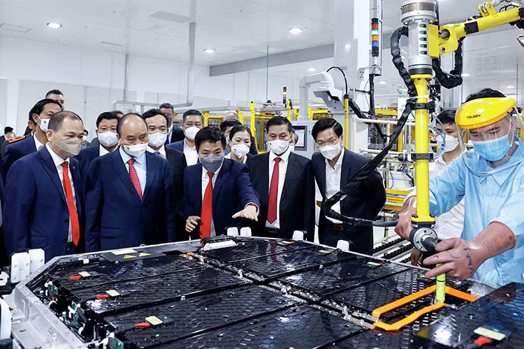 VinFast VF8 mang trong mình hệ truyền động mạnh mẽ, đáp ứng tiêu chuẩn kỹ thuật cơ bản của chiếc xe điện tầm cỡ thế giới. Xe sử dụng động cơ 2 motor 150kW bố trí ở 2 trục trước và sau, sản sinh công suất tối đa 260kW - 300kW, mô-men xoắn tối đa 500 - 640Nm (tương ứng với bản Eco và Plus). Xe tăng tốc từ 0 lên 100 km/h trong thời gian 5,5 giây.