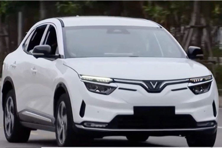 Hiện giá xe Vinfast VF8 chạy điện này có mức bán ra khởi điểm là 1,057 tỷ đồng cho bản Eco và 1,237 tỷ đồng cho bản Plus. Theo số liệu được hãng xe Việt công bố, VinFast VF8 và VF9 (SUV điện cỡ E) đã đem về 24.308 đơn đặt hàng trên toàn cầu, trong đó có tới 15.237 đơn dành cho VF8. 