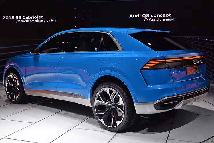 Cản trước sau được thiết kế góc cạnh với khe hút gió lớn, được sơn màu trắng và chạy dọc thân xe. Ống xả được dấu kín trong cản sau, phía sau khe hút gió dưới cản. Xe sẽ được trang bị vành hợp kim kích thước 23 inch màu đen trắng với thiết kế góc cạnh, hệ thống phanh hoàn toàn mới và lốp thể thao Michelin.