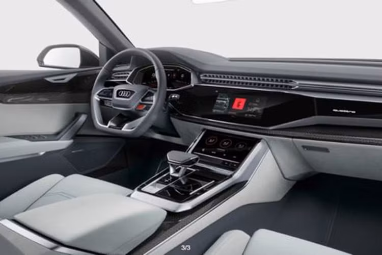 Nhiều công nghệ hiện đại được Audi trình diễn trên chiếc xe, đặc biệt là điều khiển cảm ứng chạm với các màn hình cỡ lớn, bảng đồng hồ lái ảo. Vật liệu cao cấp cũng được sử dụng và cách thiết kế trang trí nổi bật với các đường nét góc cạnh. Khoang hành lý phía sau có thể tích 630 lít.