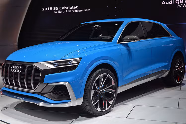 Qua những hình ảnh được công bố, RS Q8 cũng sử dụng thiết kế lưới tản nhiệt góc cạnh dạng tổ ong, đèn pha với công nghệ laser ma trận, đèn LED chiếu sáng ban ngày, đèn hậu LED chạy ngang thân xe với thiết kế cửa sau đặc biệt tương tự Q8 Concept từng xuất hiện trước đó.