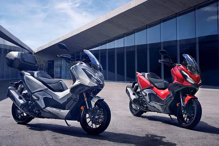 Cung cấp sức mạnh cho Honda ADV 350 2025 là động cơ eSP+ dung tích 329,6cc, làm mát bằng dung dịch. Khối động cơ này sản sinh công suất 28,9 mã lực tại 7.500 vòng/phút và mô-men xoắn cực đại 31,9 Nm tại 5.250 vòng/phút.