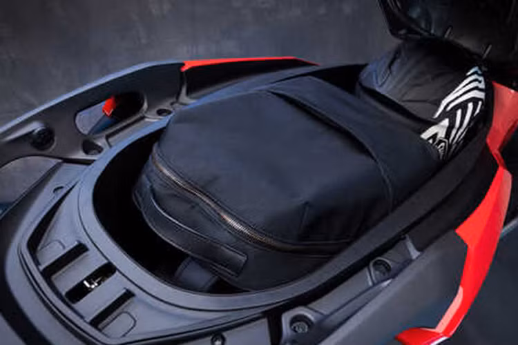 Bên cạnh đó, xe có hộc chứa đồ phía trước tích hợp cổng sạc USB, giúp người dùng có thể sạc thiết bị di động khi di chuyển. Một điểm cộng lớn của ADV 350 là cốp xe rộng 48 lít, đủ sức chứa hai mũ bảo hiểm và nhiều vật dụng cá nhân khác.