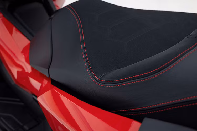 Là mẫu xe thế hệ mới, Honda ADV 350 2025 được tích hợp nhiều công nghệ tiên tiến, trong đó có hệ thống khóa thông minh Smart Key giúp tăng cường tính an toàn và tiện dụng.