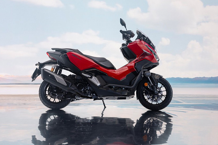 Mẫu xe ga địa hình Honda ADV 350 được xem là sự kết hợp hoàn hảo giữa hai dòng xe đình đám X-ADV 750 và ADV 160, mang đến diện mạo mạnh mẽ, thể thao và phù hợp với những người yêu thích dòng xe tay ga đa dụng.