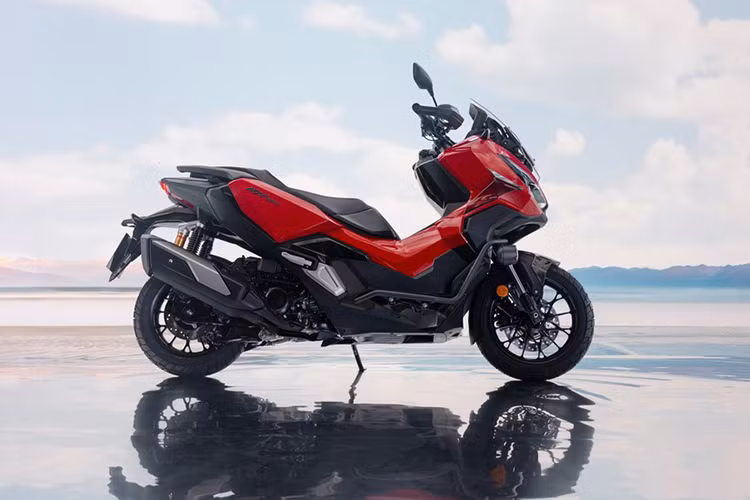 Mẫu xe ga địa hình Honda ADV 350 được xem là sự kết hợp hoàn hảo giữa hai dòng xe đình đám X-ADV 750 và ADV 160, mang đến diện mạo mạnh mẽ, thể thao và phù hợp với những người yêu thích dòng xe tay ga đa dụng.