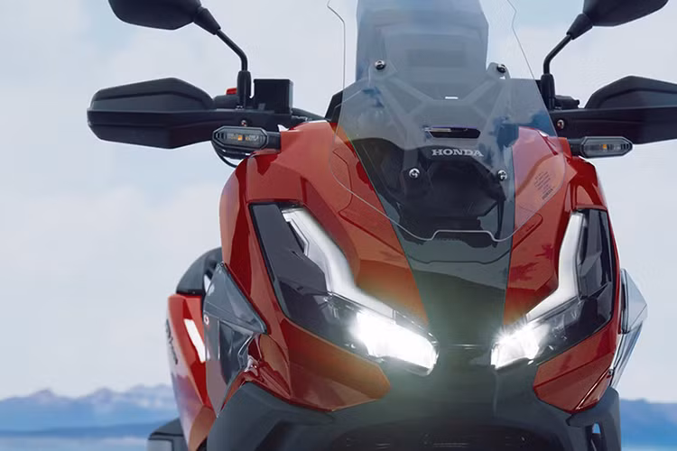 Mẫu xe sở hữu hệ thống đèn pha LED có khả năng chiếu sáng tối ưu, tăng cường độ bền trong quá trình vận hành. Điểm nhấn ấn tượng là kính chắn gió trước có thể điều chỉnh điện 4 cấp độ giúp tối ưu hóa khả năng chắn gió trong nhiều điều kiện di chuyển khác nhau.