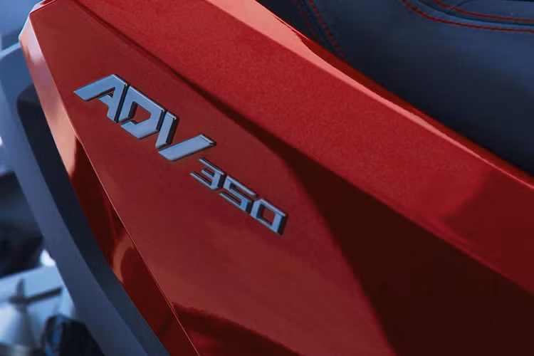 Đặc biệt, xe hỗ trợ kết nối Bluetooth với smartphone, giúp người dùng dễ dàng nhận thông báo từ điện thoại cũng như kiểm soát tình trạng xe thông qua ứng dụng trên di động.