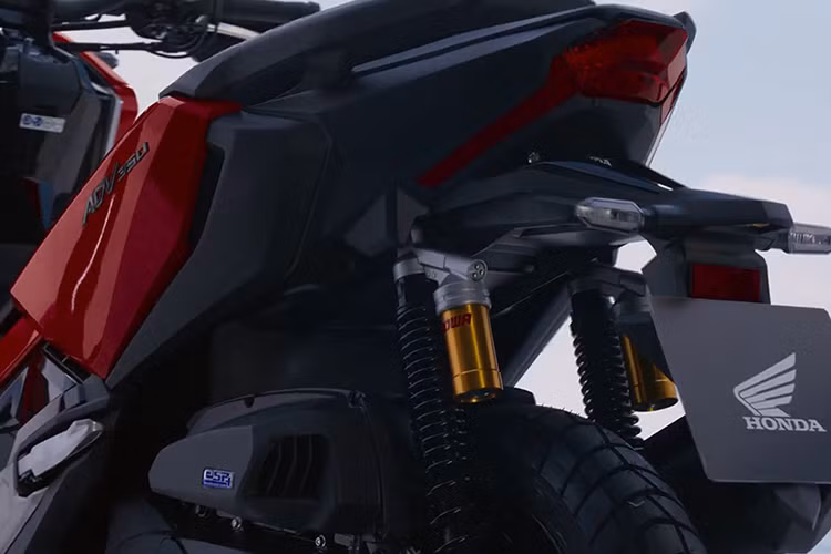 Về hệ thống bánh xe, ADV 350 sử dụng bộ mâm kích thước 15 inch ở phía trước và 14 inch ở phía sau, đi kèm lốp cao su 120/70 trước và 140/70 sau.