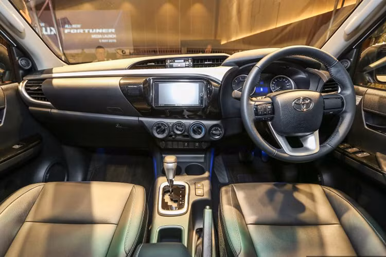 Ngoài các đặc điểm ngoại thất, bên trong nội thất của phiên bản Hilux 2.4G đặc biệt này còn có các trang bị như ghế da màu đen, màn hình cảm ứng 6.1 inch, ghế lái chỉnh điện 8 hướng, 3 túi khí, cân bằng điện tử và cửa sổ tối màu tương tự như trên bản 2.4 G AT.