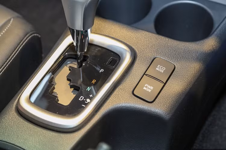 Động cơ trên Hilux 2.4G Limited Edition vẫn là loại 2,4 lít như bản tiêu chuẩn, sản sinh công suất cực đại 150 mã lực tại 3.400 vòng/phút và 400 Nm mô-men xoắn từ 1.600 và 2.000 vòng/phút, truyền lực qua hộp số tự động 6 cấp đi kèm với công nghệ khóa thông minh keyless.