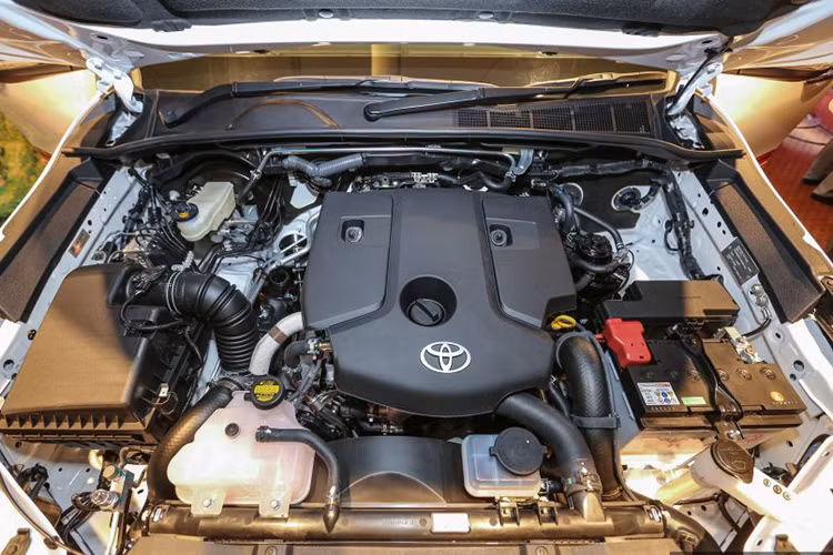 Xe sở hữu hộp số tự động 6 cấp, hệ dẫn động 4x4. Theo đại diện hãng xe Toyota tại Malaysia cho biết, tất cả các phụ kiện trên Hilux 2.4G Limited Edition đã được thử nghiệm và vượt qua các tiêu chuẩn chất lượng của hãng xe Toyota Nhật Bản. 