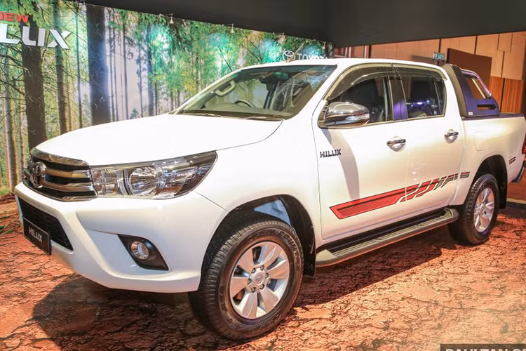 Tại thị trường Malaysia, Toyota công bố giá bán cho mẫu xe bán tải Hilux 2.4G Limited Edition là 126.000RM (tương đương 643 triệu đồng), cao hơn một chút so với phiên bản tiêu chuẩn có giá 121.900RM (tương đương 622 triệu đồng).
