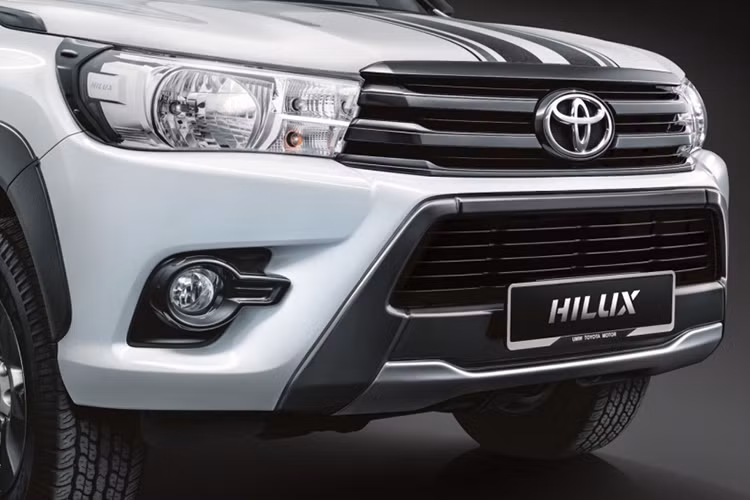 Về ngoại hình, Hilux 2.4G Limited Edition sở hữu thân vỏ màu trắng với 2 sọc màu đỏ xám chạy dọc nắp capo tương tự phong cách xe thể thao cơ bắp của Mỹ. Phần nóc xe màu đen với 2 thanh buộc đồ và viền kính dọc theo 4 cửa sổ màu khói, đồng màu với tông màu của nóc xe.