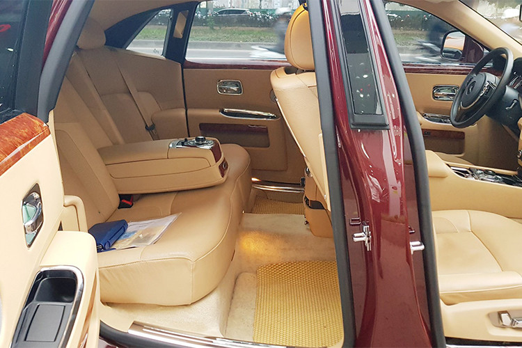 Roll-Royce Ghost sở hữu khối động cơ 6,6 lít V12 tăng áp, công suất 563 mã lực và mô-men xoắn 780 Nm ở ngay vòng tua máy 1.500 vòng/phút. Sức trẻ, thể thao của Ghost sẽ phù hợp với những khách hàng trẻ trung, đẳng cấp nhưng không kém phần mạnh mẽ trong tính cách.