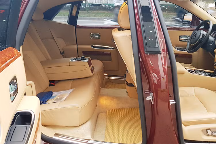 Roll-Royce Ghost sở hữu khối động cơ 6,6 lít V12 tăng áp, công suất 563 mã lực và mô-men xoắn 780 Nm ở ngay vòng tua máy 1.500 vòng/phút. Sức trẻ, thể thao của Ghost sẽ phù hợp với những khách hàng trẻ trung, đẳng cấp nhưng không kém phần mạnh mẽ trong tính cách.