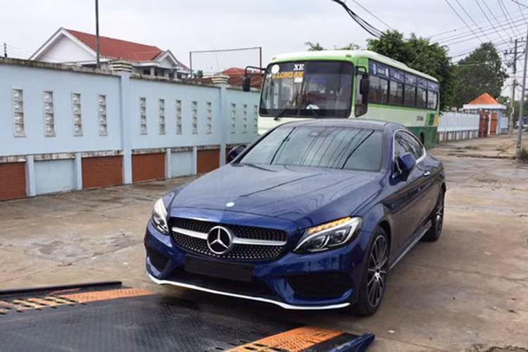 Số lượng những chiếc xe sang Mercedes-Benz C300 Coupe lăn bánh tại thị trường Việt Nam hiện đã không còn thuộc diện "hiếm có khó gặp" như trước đây, tuy nhiên, đa số xe đều mang ngoại thất trắng muốt hoặc đen bóng, 2 gam màu khá thịnh hành tại thị trường Việt Nam.