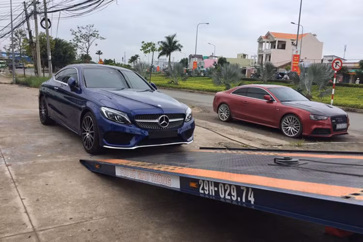 Chiếc Mercedes-Benz C300 Coupe màu xanh Brilliant của tay chơi miền Tây sông nước được mua chính hãng và có giá bán khoảng 2,7 tỷ đồng tại thị trường Việt Nam. Trước đó, Cường Đô la cũng từng mua 1 chiếc C300 Coupe để tặng người tình "mỹ nữ vạn người mê" Hạ Vy.