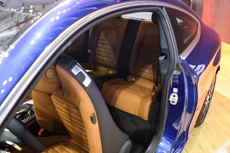 Xe sở hữu hệ thống treo Airmatic tùy chọn dành cho cả cầu trước lẫn sau với 5 chế độ lái là Eco (tiết kiệm), Comfort (thoải mái), Sport (thể thao), Sport + (thể thao hơn) và Individual (cá nhân). Trong đó, chế độ Individual cho phép người lái tự cài đặt xe theo ý muốn.